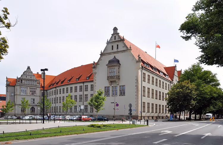 Hovedbygningen til Wrocławs teknisk-naturvitenskapelige universitet i en gate i Wrocław