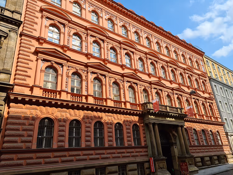 Rode gevel van het Grandium Hotel in Praag