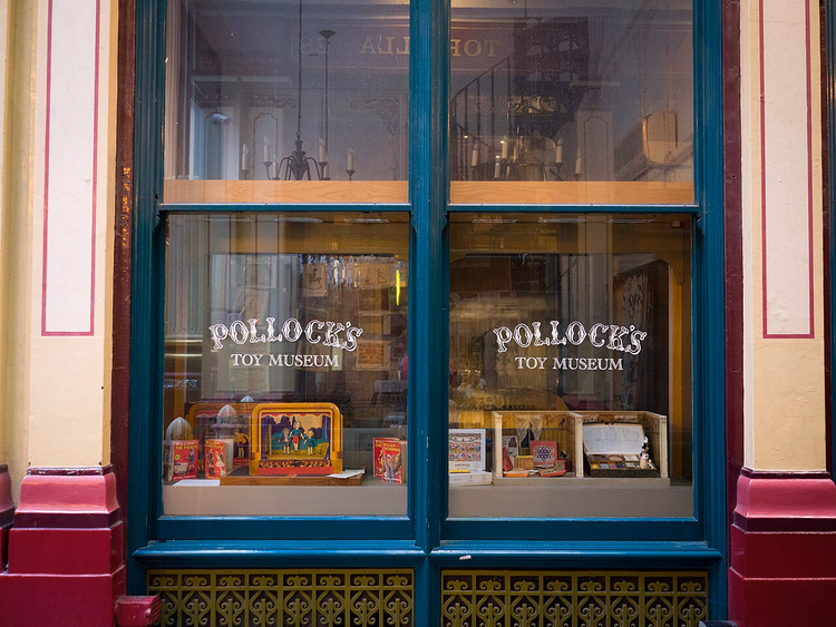 Utstillingsvinduet til Pollock's Toy Museum ved Leadenhall Market