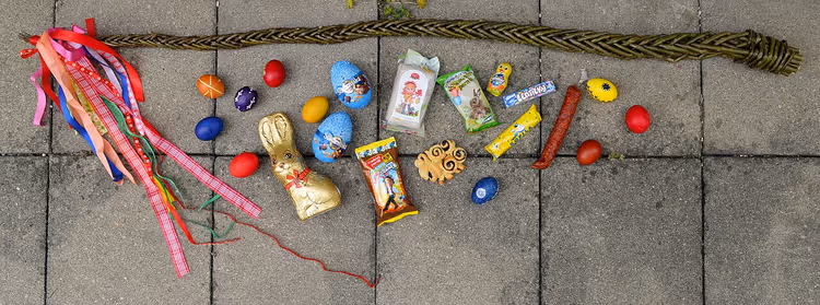 Beschilderde paaseieren en takken met katjes op een markt