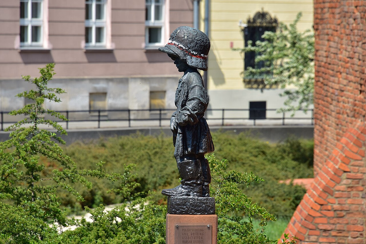 Bronsestatue av en ung opprører med hjelm