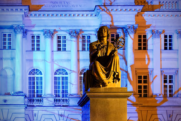 Monumentet over Nikolaus Kopernikus ved Staszic-palasset i Warszawa