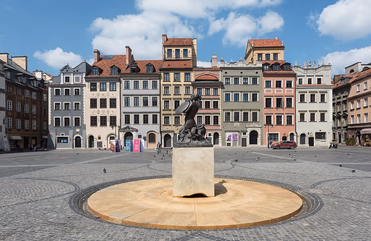 Zeemeerminmonument op de Markt van de Oude Stad