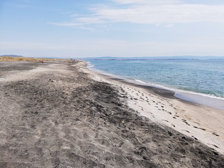 Verlaten strand met donker zand in Pomorie