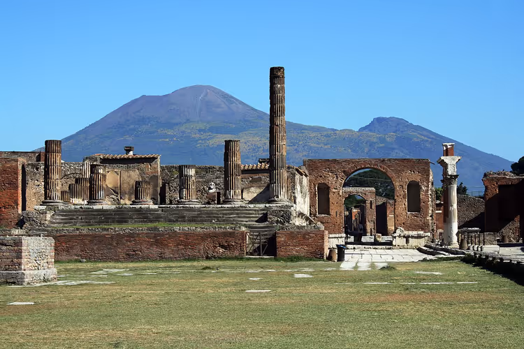 Ruinene av Pompeii med Vesuv i bakgrunnen