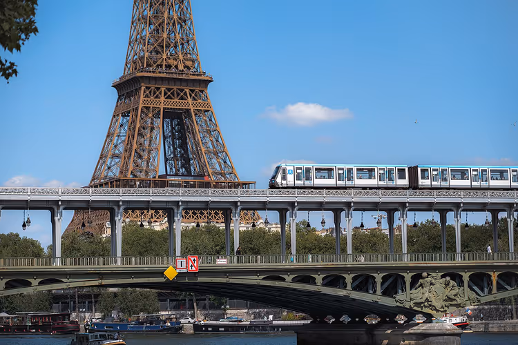 Metrotrein op de brug van Bir-Hakeim met de Eiffeltoren op de achtergrond