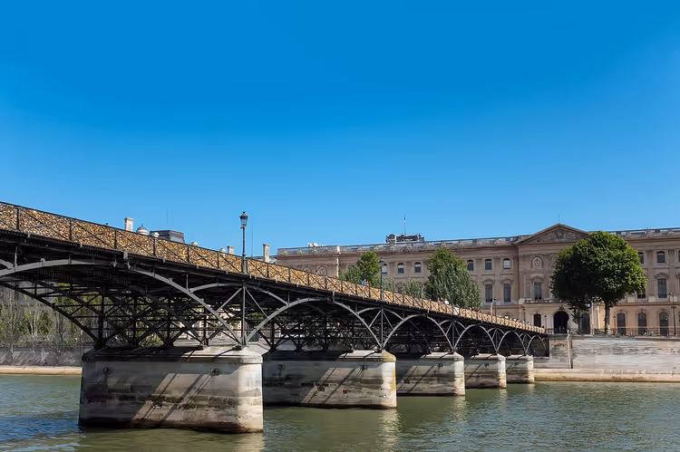 Arka planda Louvre ile Seine Nehri üzerindeki Pont des Arts