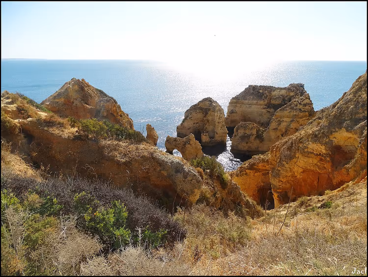 Skały Ponta da Piedade koło Lagos nad oceanem