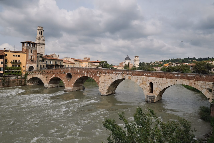 Stenen brug Ponte Pietra over de Adige in Verona
