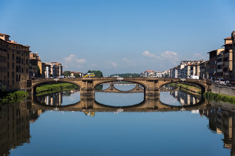 Stenen Heilige Drievuldigheidsbrug over de Arno