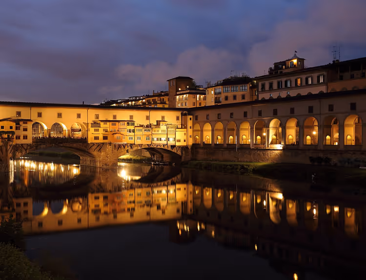 Ponte Vecchio i skumringen over Arno
