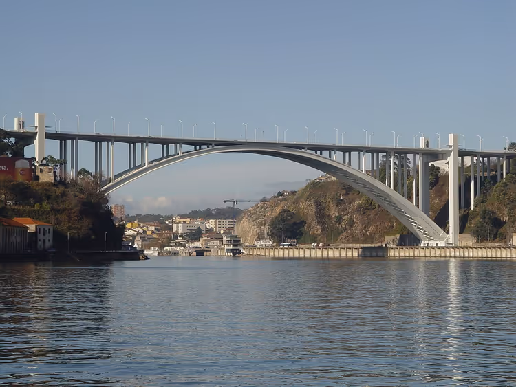 Arrábida-broen over Douro-elven