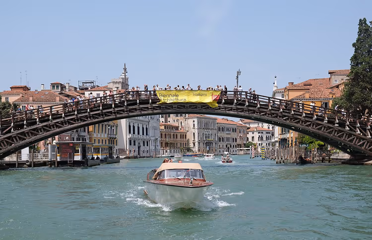 Accademia-broen i Venezia med en båt på kanalen