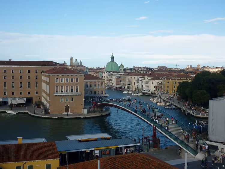 Constitution-broen i Venezia med fotgjengere