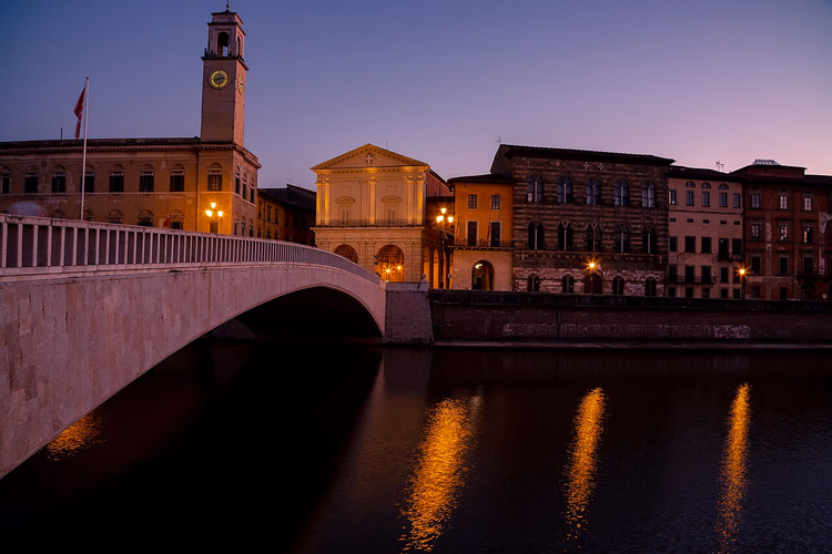 Ponte di Mezzo in Pisa bij nacht