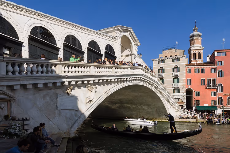 Rialtobroen og en gondol på Canal Grande