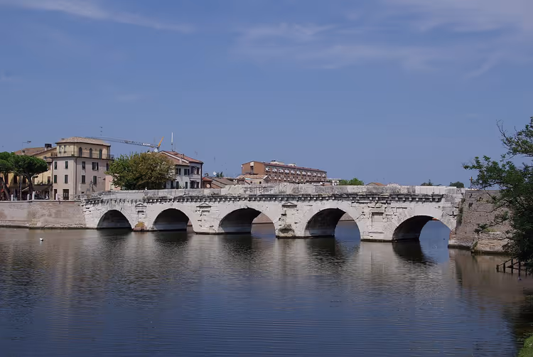 Oude stenen boogbrug over een rustige rivier