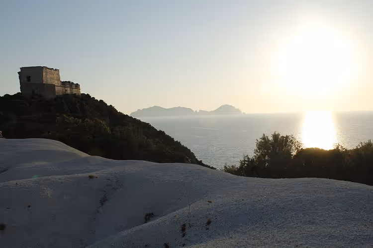 Forteresse antique sur une falaise au-dessus de la mer