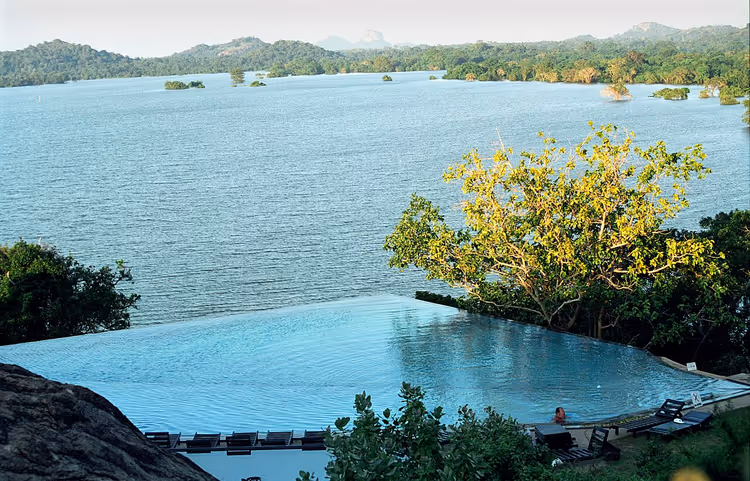 Infinity-Pool des Hotels mit Blick auf den Kandalama-See