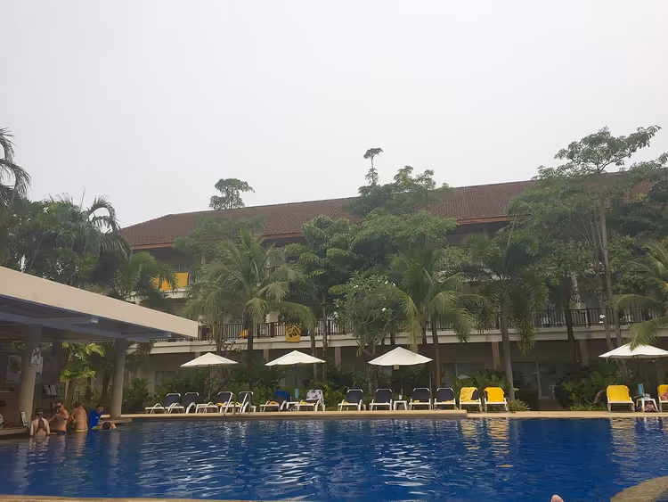 Hotelpool in Phuket im Regen