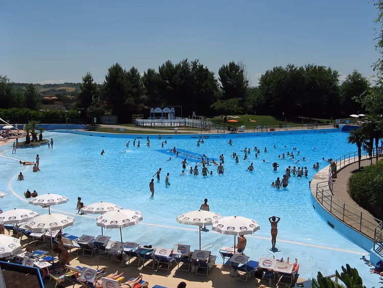Большой бассейн аквапарка Aquafan в Риччоне
