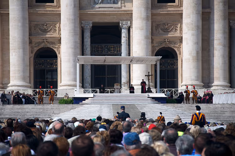 Menschenmenge auf dem Petersplatz vor der Basilika