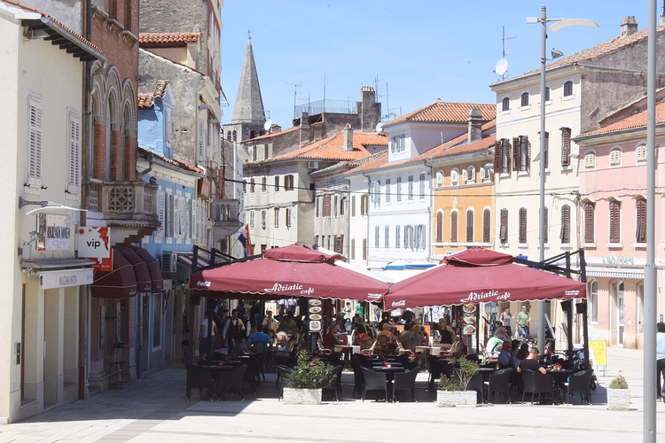 Decumanusstraat met cafés in het oude Poreč