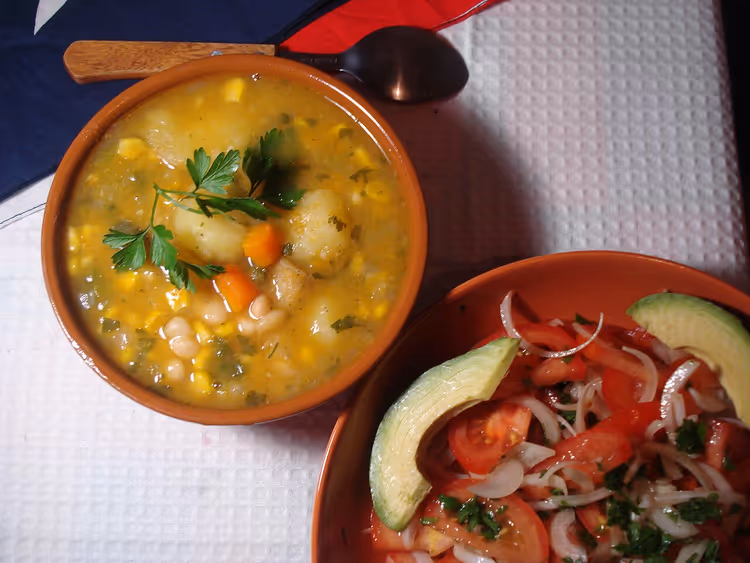 Bønnesuppe med mais og chilensk salat
