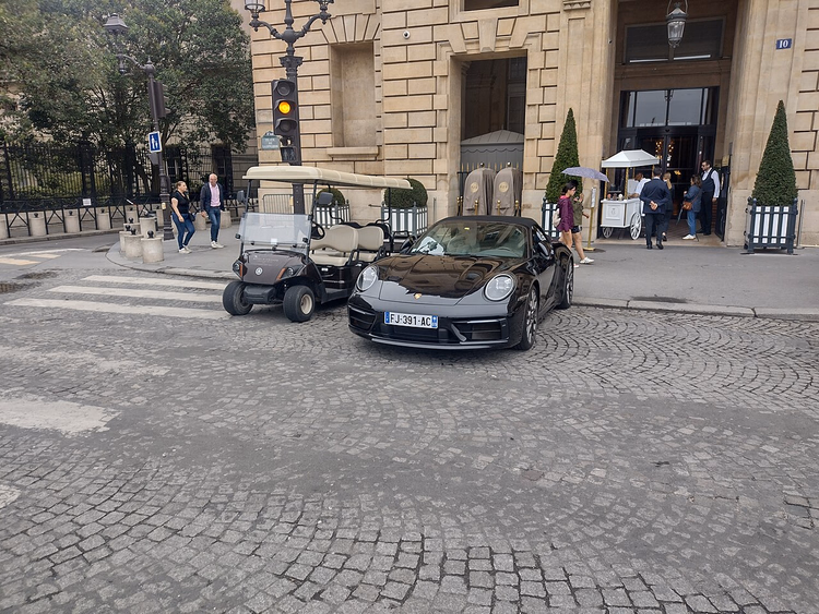 Inngangen til Hôtel de Crillon med en bil