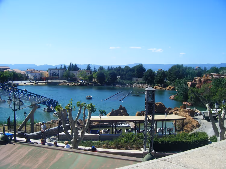 Köprü ve ağaçlarla PortAventura World gölü