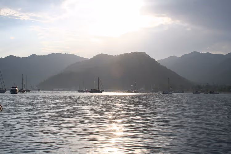 Båter i Göcek-bukten tidlig på kvelden