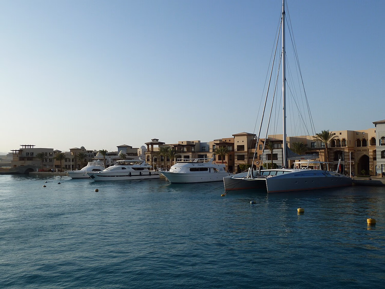 Jachten langs de jachthaven van Port Ghalib