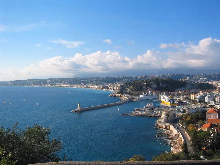 Hafen von Nizza und Küste vom Schlossberg aus