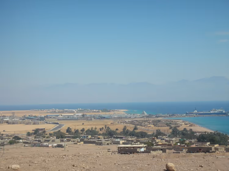 Nuweiba limanı ve kıyı şeridinin gemilerle panoraması