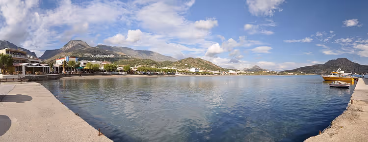Panorama van de baai van Plakias met pier en bergen