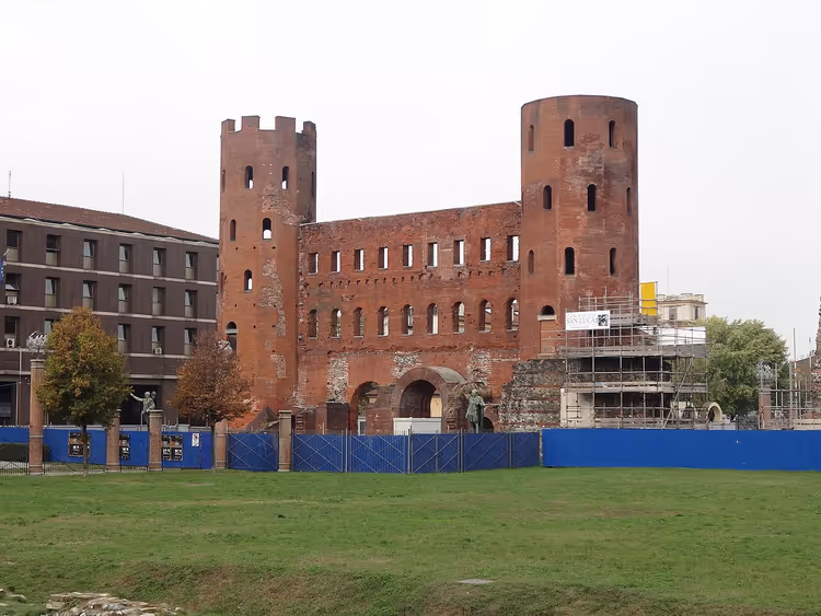 Røde teglsteinstårn og mur ved Porta Palatina i Torino