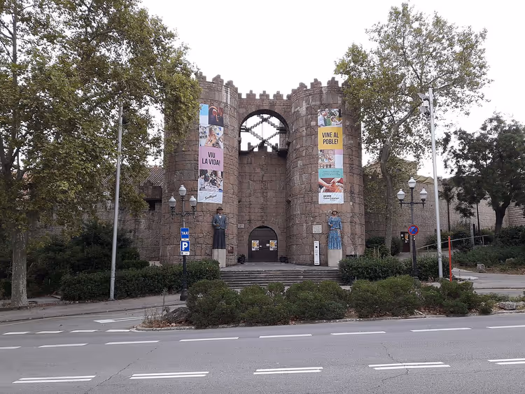 Stenen poort van Poble Espanyol met torens