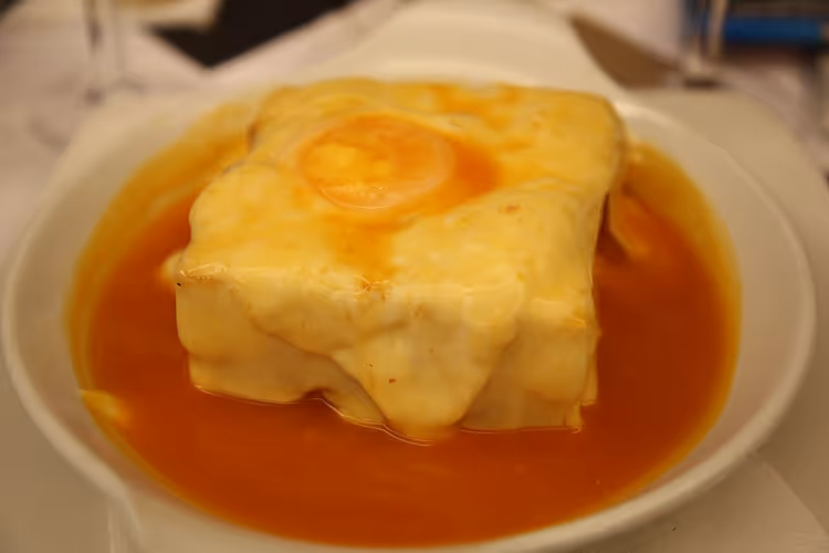 Francesinha-Sandwich mit Fleisch, Käse und kräftiger Soße