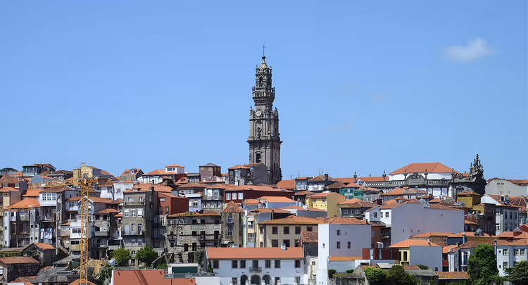 Clérigos-tårnet over takene i Porto
