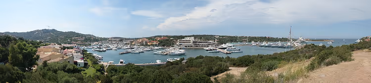Panorama av Porto Cervo marina med yachter og brygger