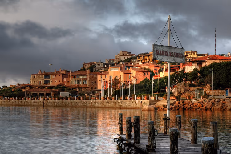Marina ve yamaç kasabasıyla Porto Cervo limanı