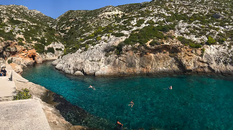 Бухта Porto Limnionas с бирюзовой водой и купающимися