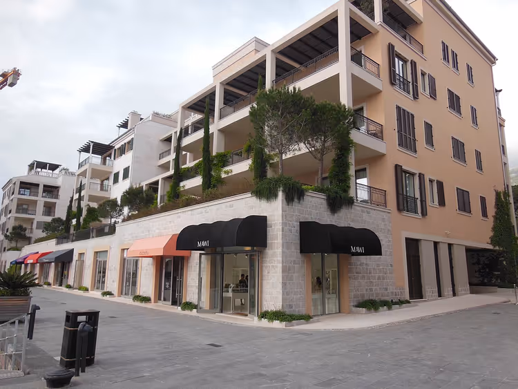 Porto Montenegro'da dükkânlar ve tentelerle sokak