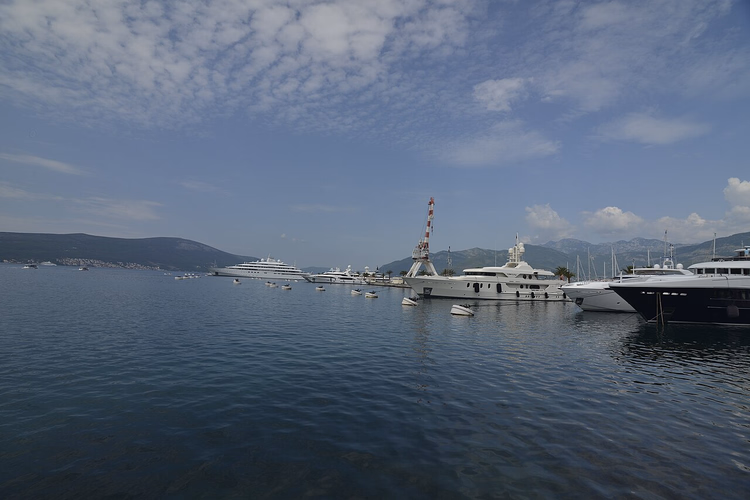 Superjachten in de jachthaven Porto Montenegro bij Tivat