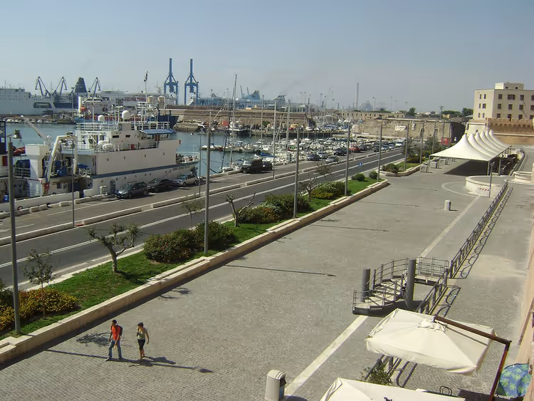 Gemi ve marinayla Civitavecchia limanı sahil şeridi