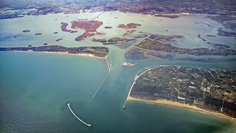 Lagune von Venedig und die Lidomündung aus der Luft