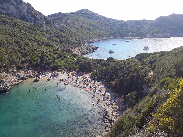 Bukt med strand, folk og båter