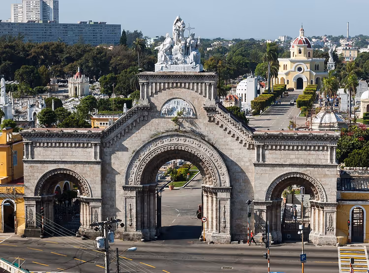 Hoofdpoort van de begraafplaats Colón in Havana