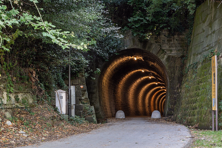 Eingang zum beleuchteten Valeta-Tunnel in Portorož