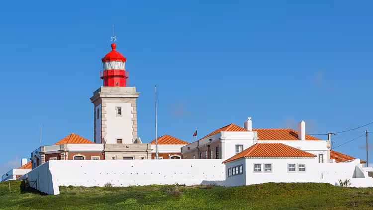 Gökyüzüne karşı kırmızı kuleli Cabo da Roca deniz feneri